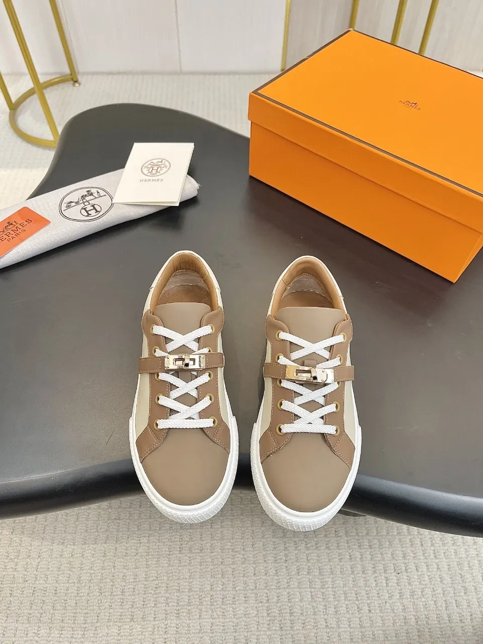 Men's Men's Shoes💰620❤️❤️❤️HERMES 2021 latest Kelly buckle white sneakers are online! The highest version on the market! Purchasing level quality! The H family rarely produces flat casual shoes, and they are styled with classic palladium-plated Kelly shoe buckles! Create a fashionable urban look that perfectly embodies the noble and elegant style of Hermès! Material selection: Fabric imported cowhide, lining + foot pads imported sheepskin, original molded TPU outsole, heavy gold molded kelly buckle full of texture Size: Female: 35-41 (41 is not returnable) Male: 39-45 (45 is not returnable)